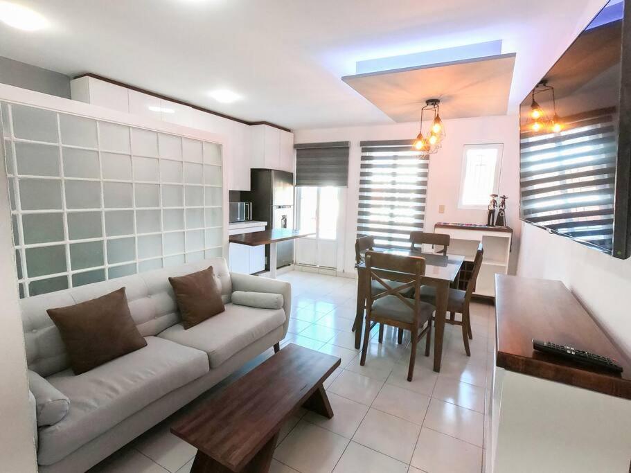 乌鲁阿潘San Felipe Apartament的客厅配有沙发和桌子