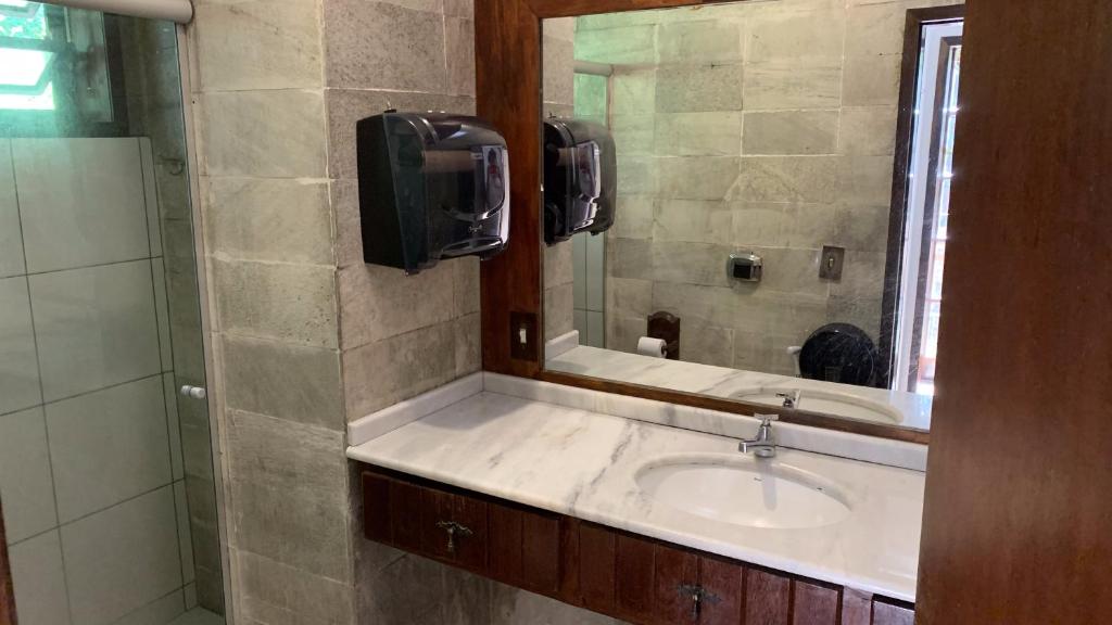 约恩维利Gajah的一间带水槽和镜子的浴室