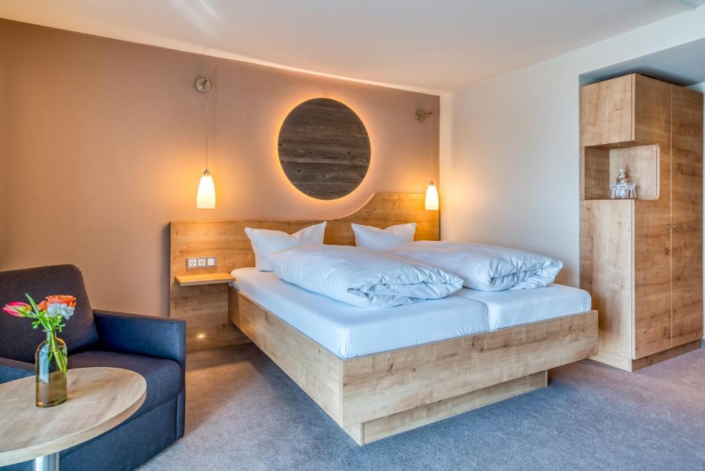 哥廷根Hotel Beckmann的卧室配有1张床、1张桌子和1把椅子