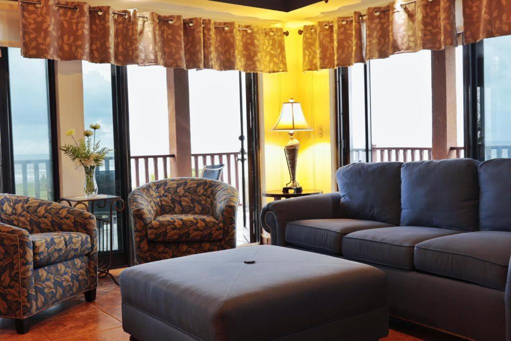 圣地亚哥Suite Granada 131 Gran Pacifica Resort的带沙发、椅子和窗户的客厅
