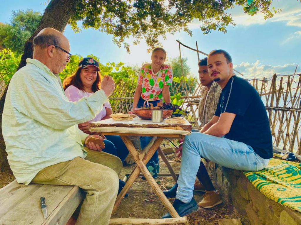 舍夫沙万Le Sommet Naturel的一群人坐在野餐桌旁