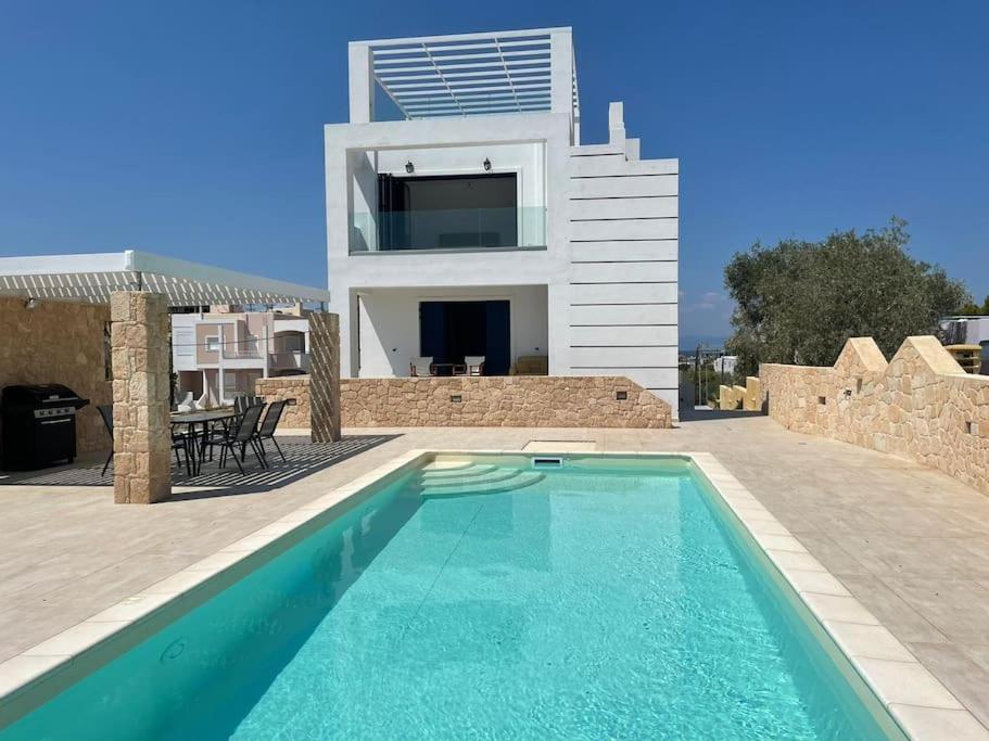 VathíSouvala /Aegina. Excellent location Luxury villa.的别墅前设有游泳池