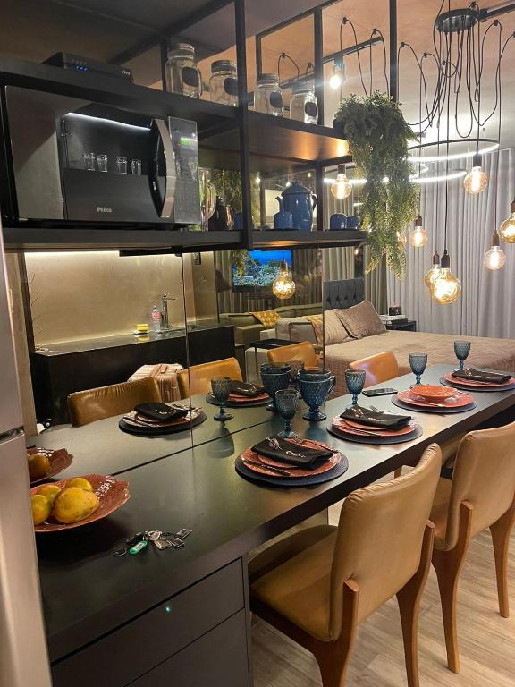 里约热内卢Flat Moderno e decorado Lapa-RJ的厨房里配有一张桌子,上面放着盘子
