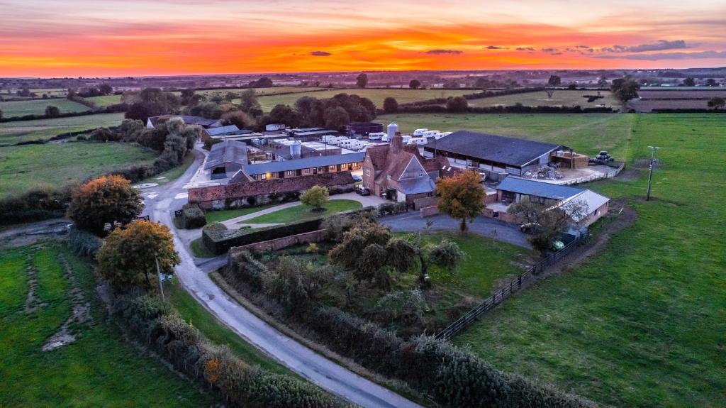 白金汉Cowley Farm, Preston Bissett, Buckingham的田野房屋的空中景观