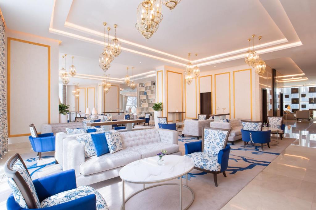 多哈Shaza Doha的带沙发和椅子的客厅
