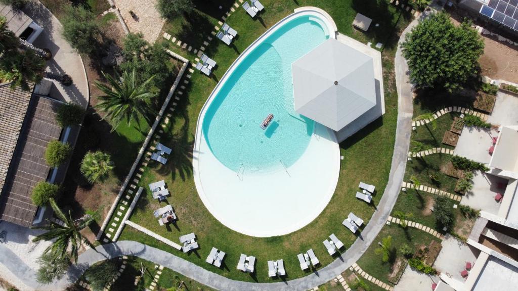 ZimmardoCambiocavallo Resort的享有度假村游泳池的顶部景致