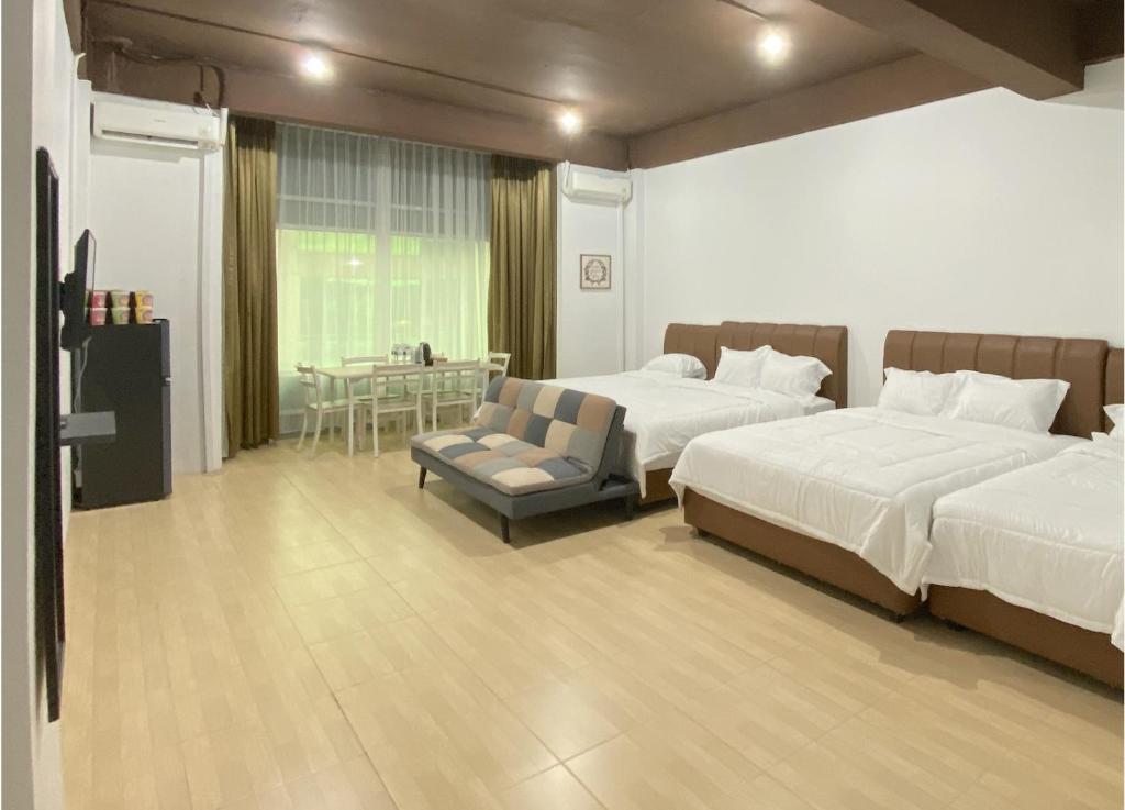 名古屋CN Homestay C1 Floor 3 at Nagoya Hill Mall的一间卧室配有两张床、一把椅子和一张桌子