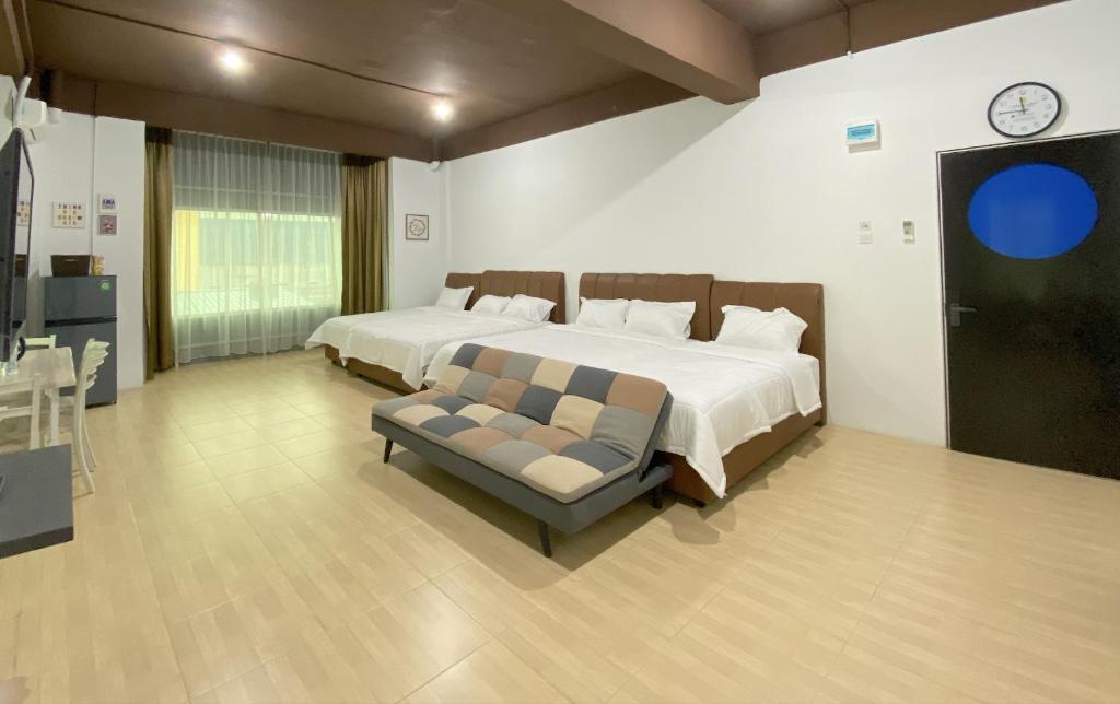 名古屋CN Homestay C3 Floor 3 at Nagoya Hill Mall的一间大卧室,配有一张床和一张沙发