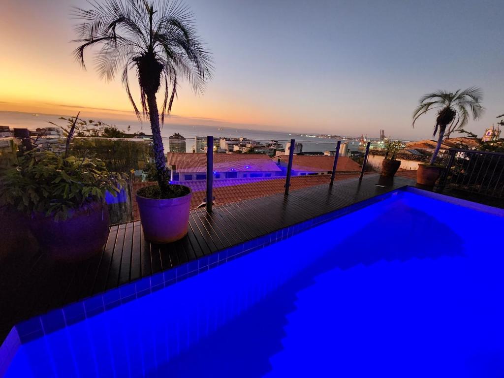 萨尔瓦多阿玛勒林多大楼酒店的蓝色的海景游泳池