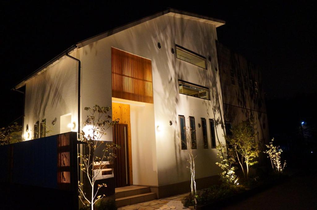 Tsuru SORAYADO 宙宿的白色的建筑,晚上有门