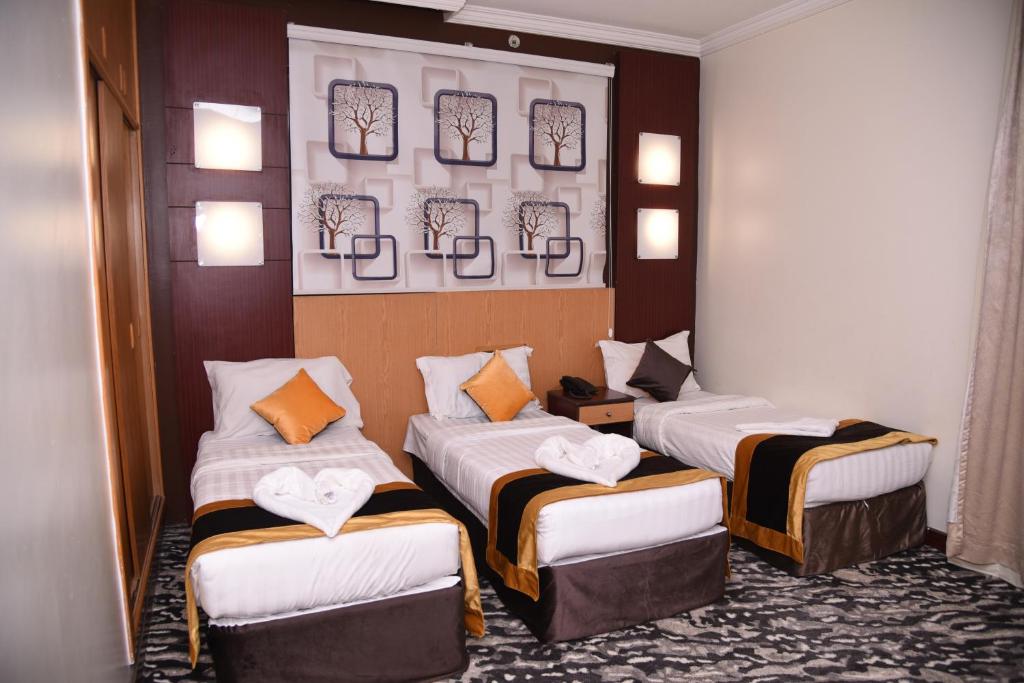 麦地那Al-Andalus Palace Golden的一间酒店客房,房间内设有两张床
