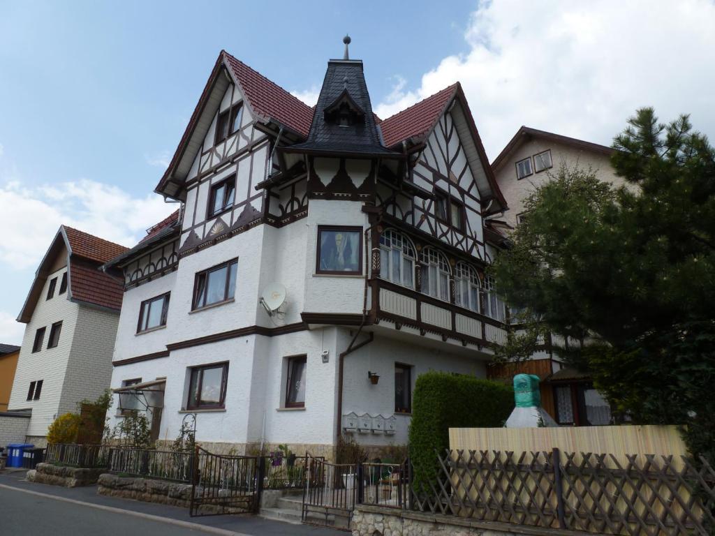 SchalkauFerienwohnung Grebner的白色的黑色房子