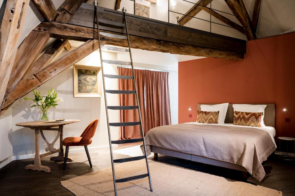 布鲁日B&B l'histoire de l'éclair的阁楼卧室设有一张床和梯子