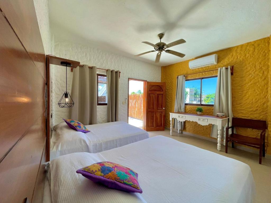 奥尔沃克斯岛鲁比塔之家酒店的一间卧室配有两张床和吊扇