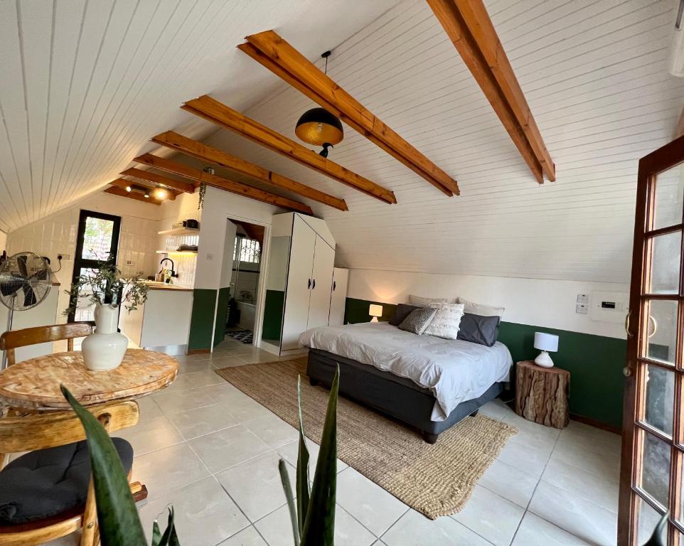 哈博罗内Cosy City Cottage的卧室配有一张床和一张桌子