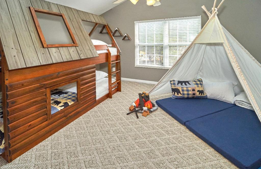 赛维尔维尔Willow Trace Retreat 5 miles from Dollywood的儿童卧室配有一张床和一个帐篷