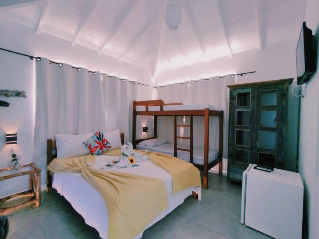 布希奥斯Pousada Mar'Tito Forno的帐篷内一间卧室,配有一张床