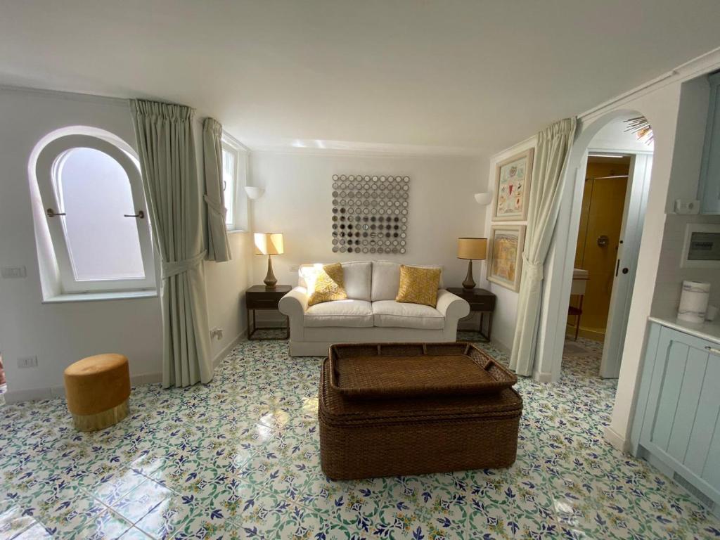 阿纳卡普里Villa Sain Charming Suite的客厅配有沙发和桌子