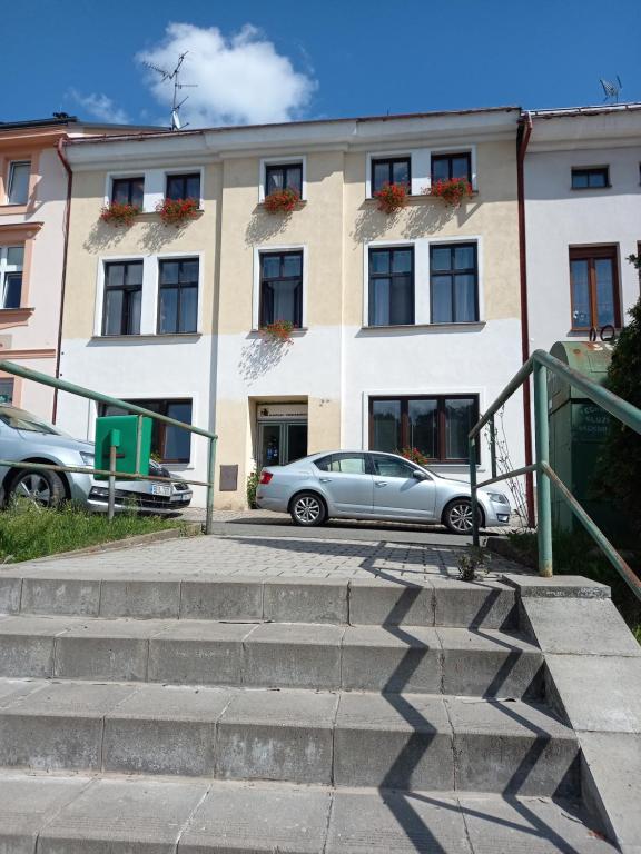 纳霍德Apartmán Maršík的停在大楼前的汽车