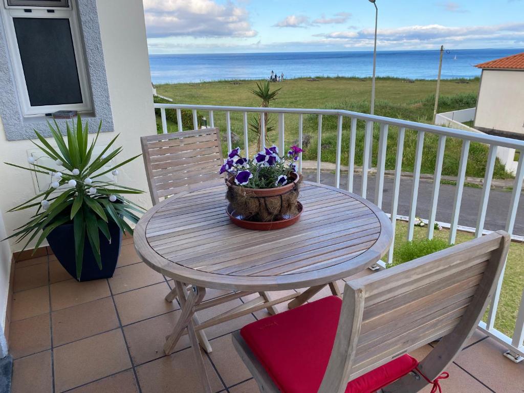 Água de AltoMountain and Ocean View的阳台配有一张桌子和两把椅子,享有海景