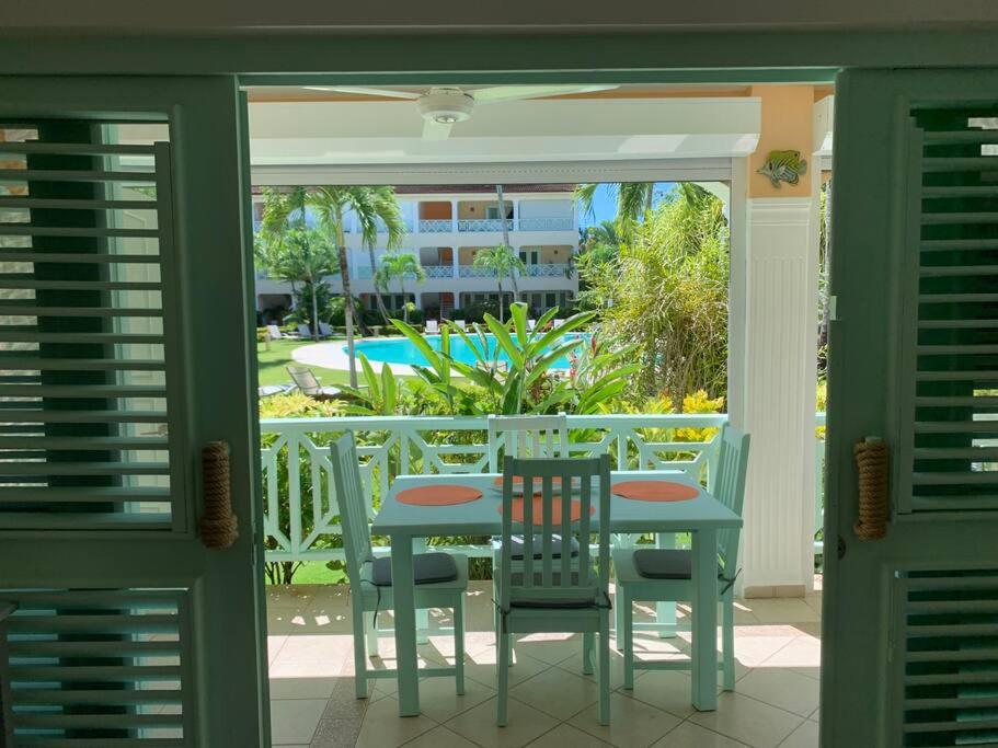 拉斯特拉纳斯Excelente apartamento en Las Terrenas, Playa Punta Popi.的一个带桌椅的门廊和一个游泳池