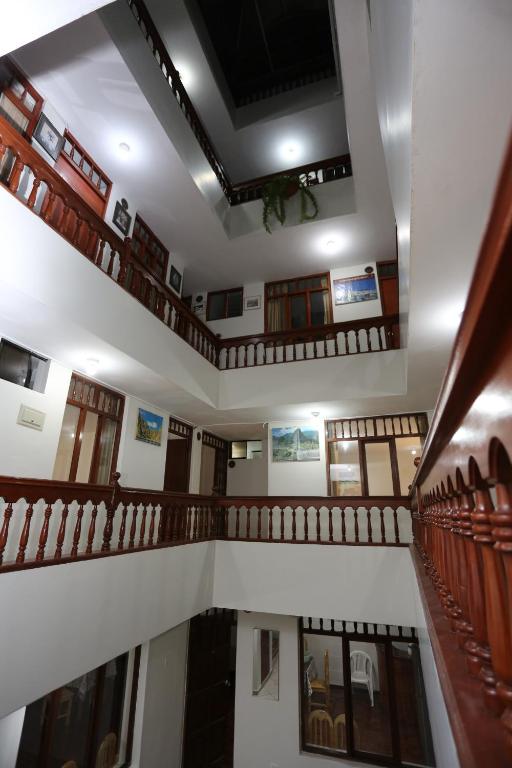 卡哈马卡Witobi Hostal的大楼内楼梯的景色