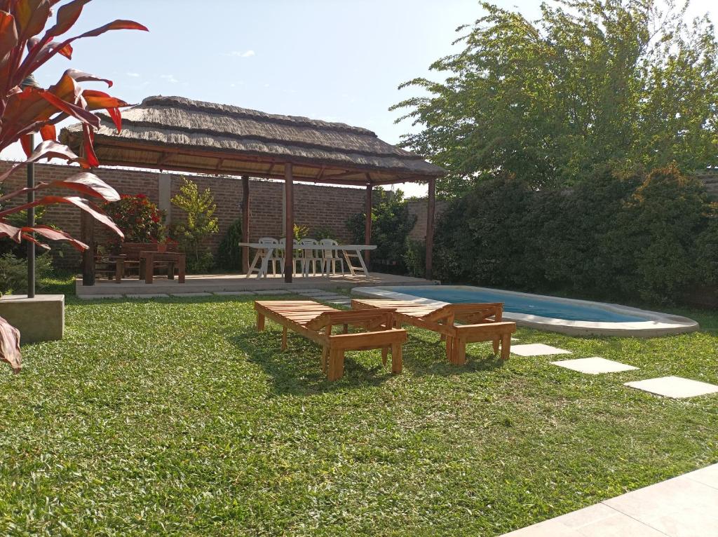 巴拉那Rinacasaquinchoypile的后院设有2个长椅和凉亭