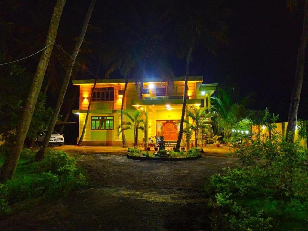 SAHAY VILLA RESORT的夜晚在屋前有灯的房子