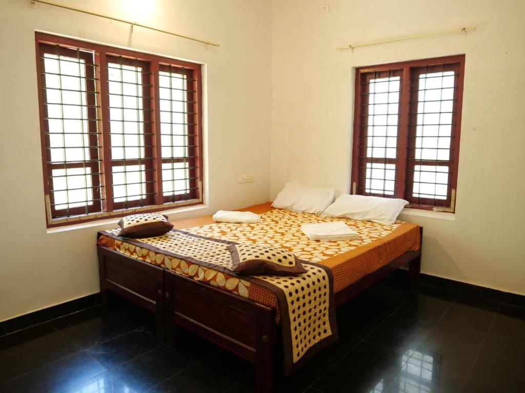 瓦尔卡拉Secret Paradise的一间卧室设有一张大床和两个窗户
