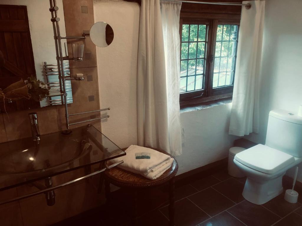Goffs OakTudor House - Double Room - En suite的一间带玻璃浴缸和卫生间的浴室