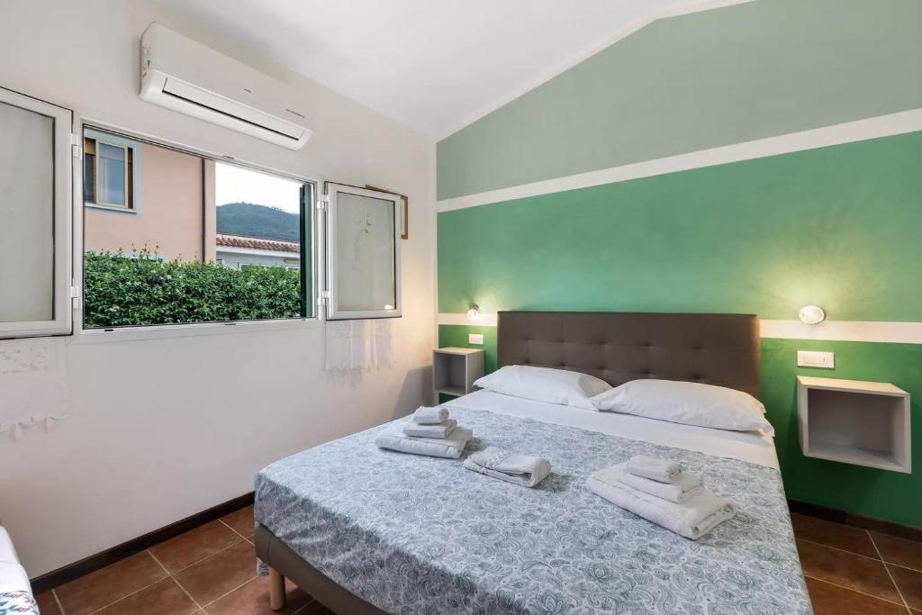 阿尔本加Casa Sanfè的一间卧室配有一张床,上面有两条毛巾