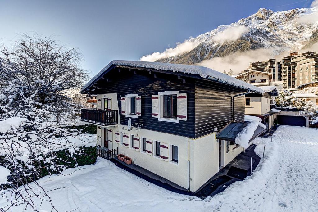 夏蒙尼-勃朗峰Chalet Chintalaya的雪中的小房子,有山