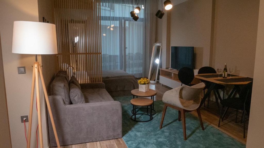 索非亚Луксозно студио One Place in Sofia A1 - Лозенец的客厅配有沙发和桌子