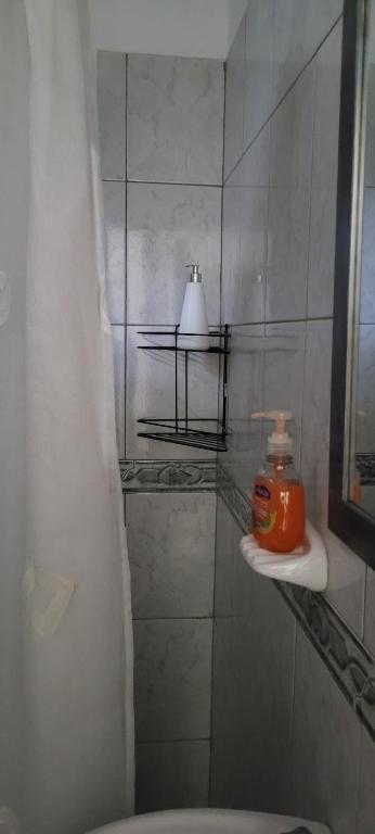卡塔马卡DEPARTAMENTO A&F II ALQUILER TEMPORARIO的带淋浴的浴室,在架子上设有蜡烛