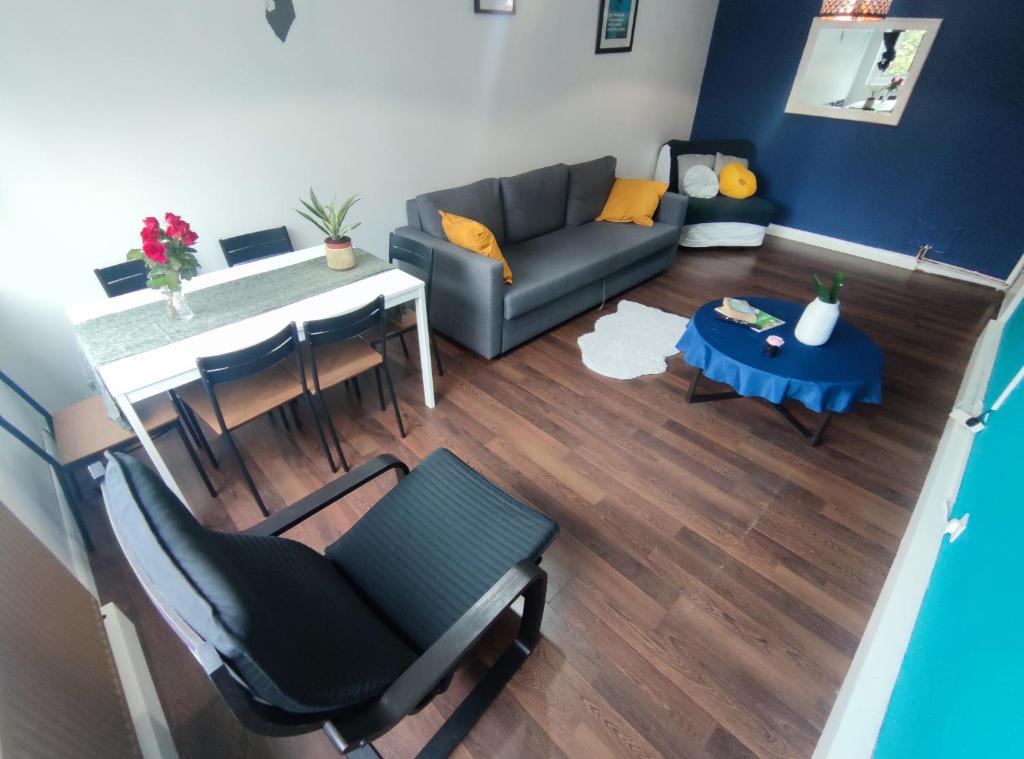 伦敦3 BEDROOM FLAT IN CENTRAL LONDON - REGENTS PARK / BAKER ST的客厅配有沙发和桌子