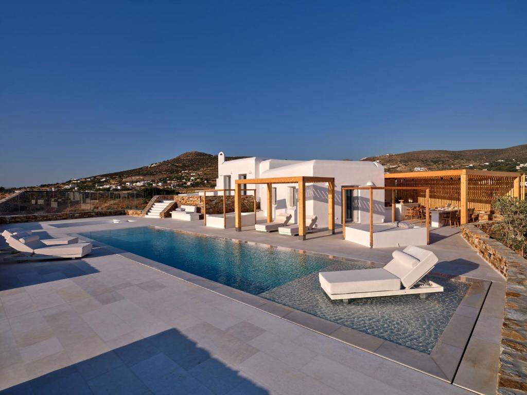 阿吉亚艾里尼帕罗Costa Pounda Villas with private pools的别墅 - 带带躺椅的游泳池