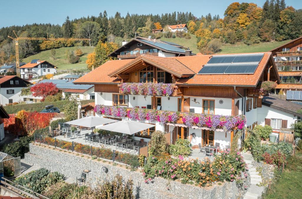 福森贝格费瑞豪斯兰德宫酒店的享有房子的空中景色,上面设有太阳能电池板