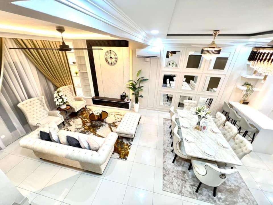 Kampong Simpang EmpatFARIDZ Homestay at Myra Saujana的客厅配有白色家具和桌子