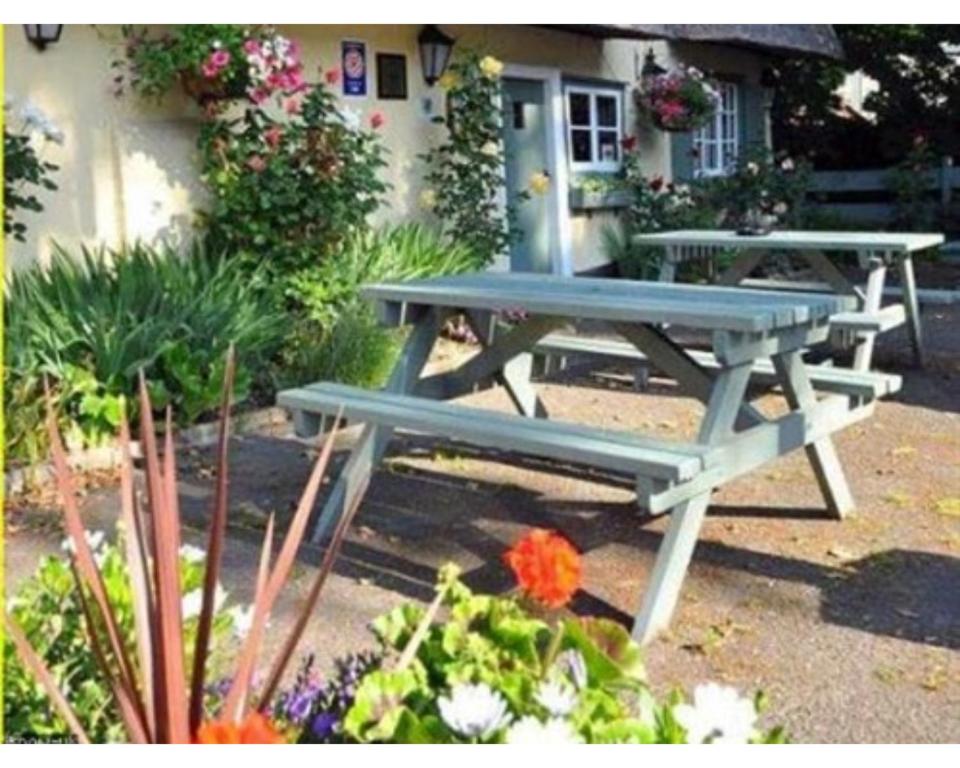 达克斯福德John Barleycorn的鲜花屋前的野餐桌
