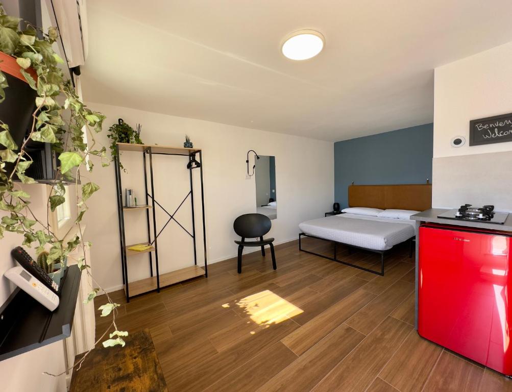 马泰拉Residenza 1930的小房间设有一张床和一张桌子
