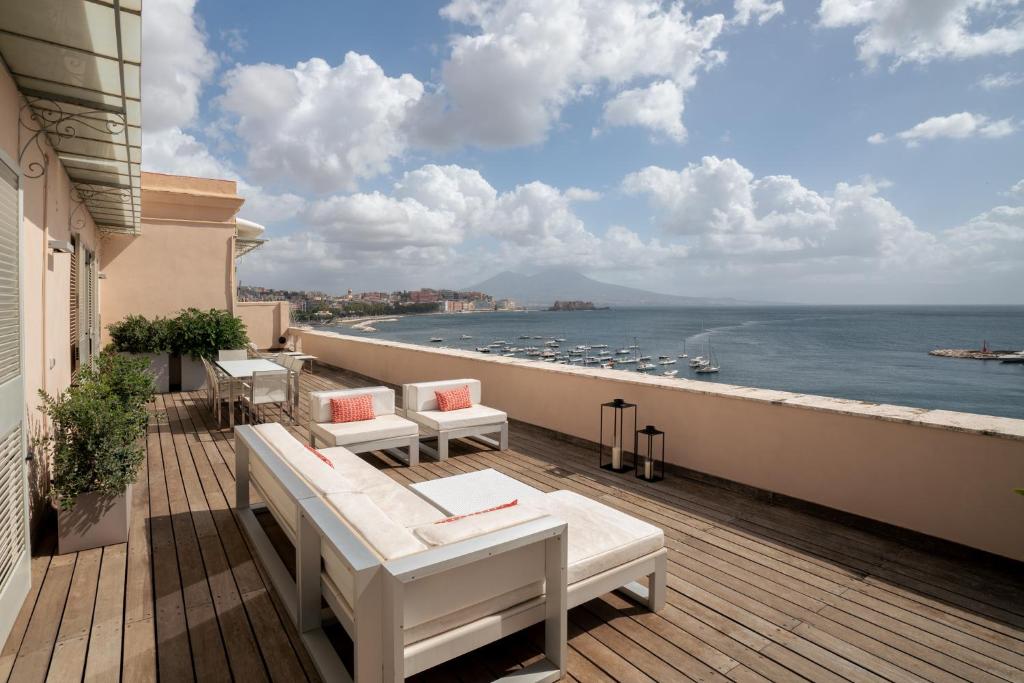 那不勒斯Caracciolo 13 Rooftop & Suites的阳台配有椅子,享有海景。