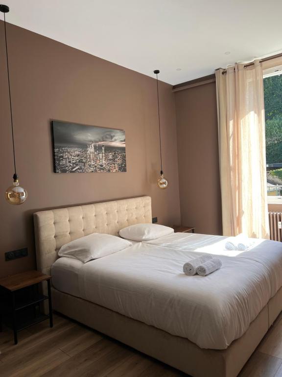 尚贝里LA COSY FACTORY - Centre historique的卧室配有白色的床和窗户。