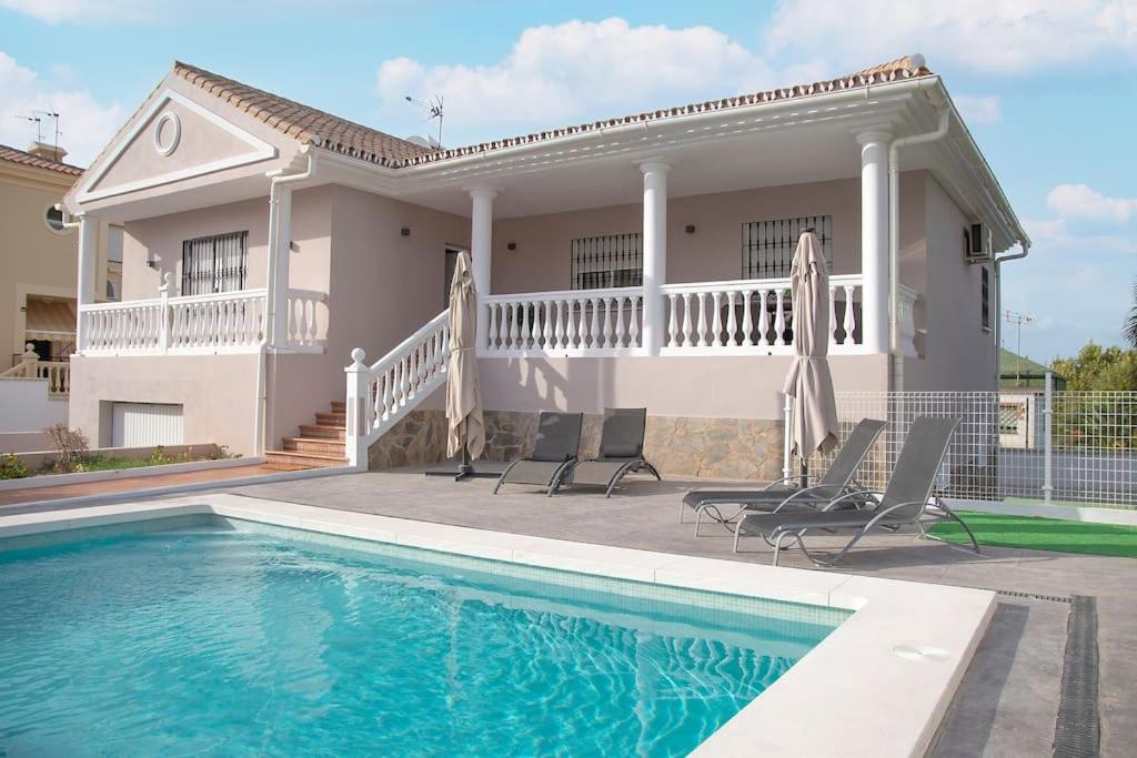 阿尔豪林德拉托里Villa el Olivo的房屋前有游泳池的房子