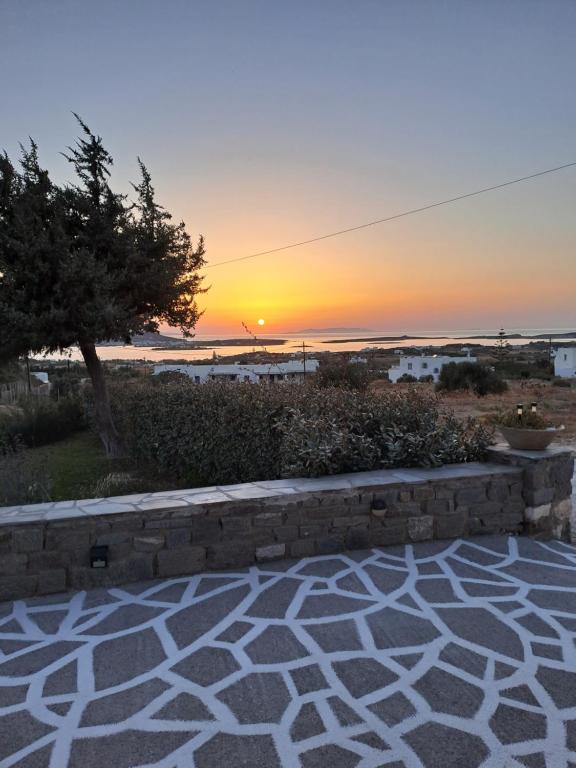 SarakínikoTraditional house paros的海滩上的日落,有石头走道