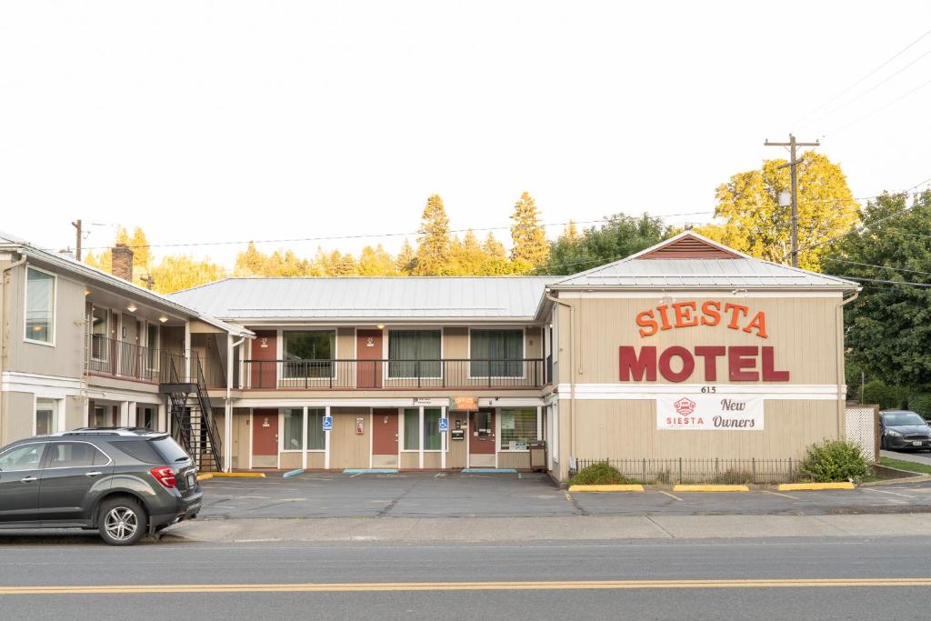 ColfaxSiesta Motel Colfax WA的停泊在停车场的汽车旅馆