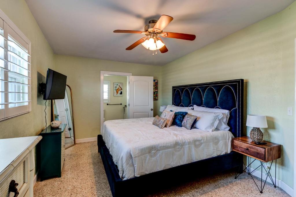 代托纳海滩3 Bed 2 Ba Wifi Kitchen Walk to Beach FirePit的一间卧室配有一张带吊扇的床