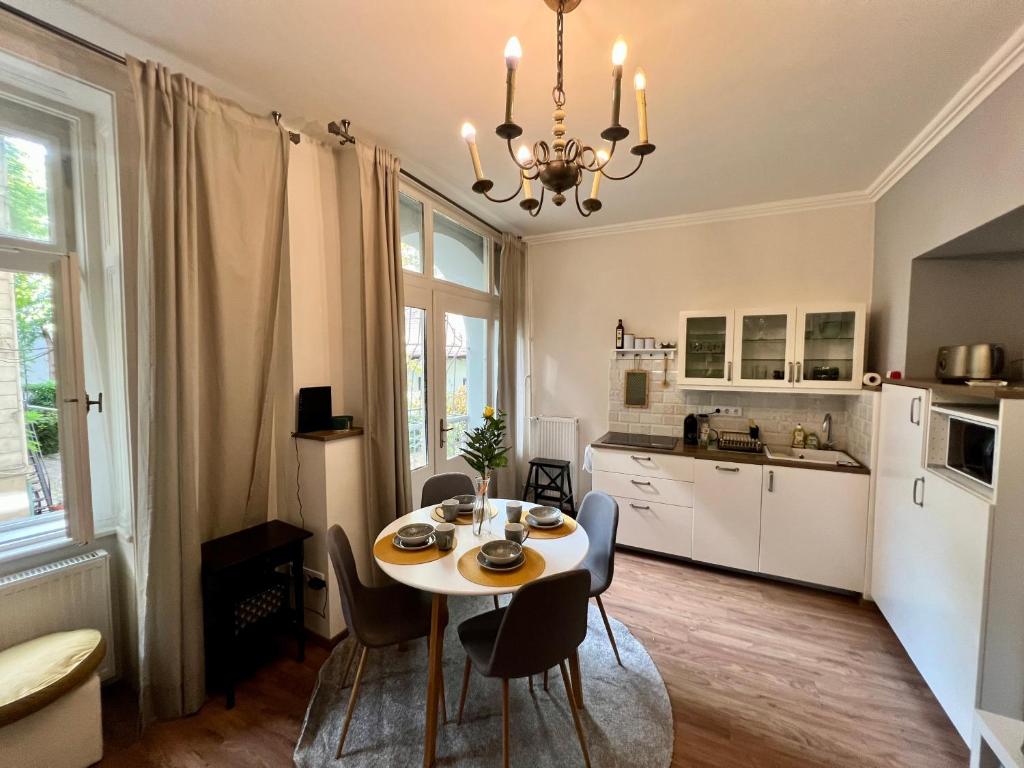 布达佩斯Adorable, cosy apartment at the Heroes' Square Budapest的厨房以及带桌椅的用餐室。