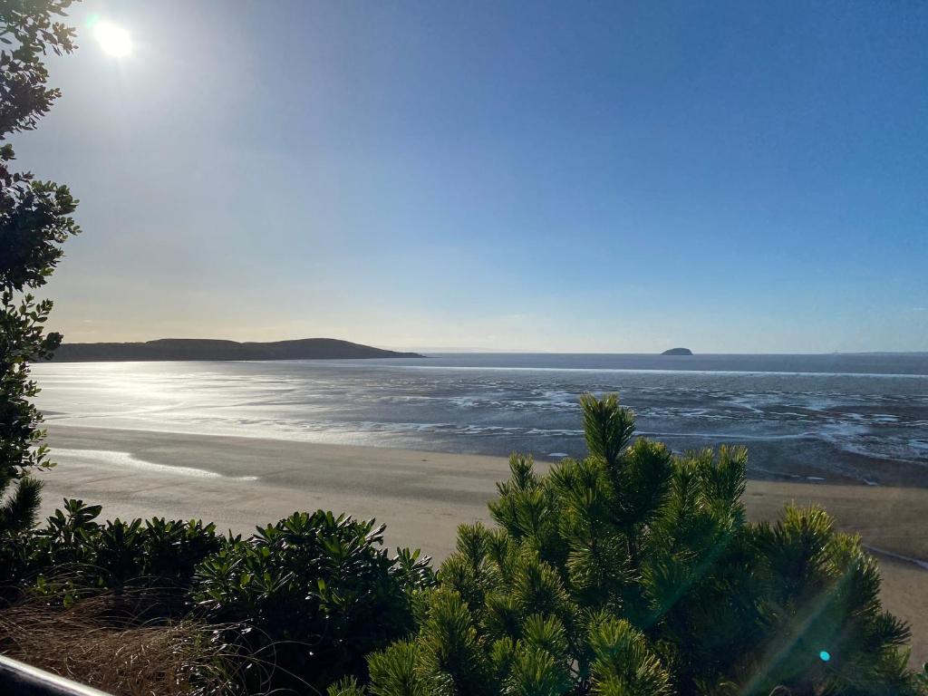 滨海韦斯顿The Retreat的享有海滩美景,背景为大海