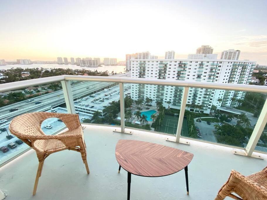 迈阿密海滩Zen Vacation Rentals Modern Penthouse Across Ocean的大楼内的阳台配有桌椅