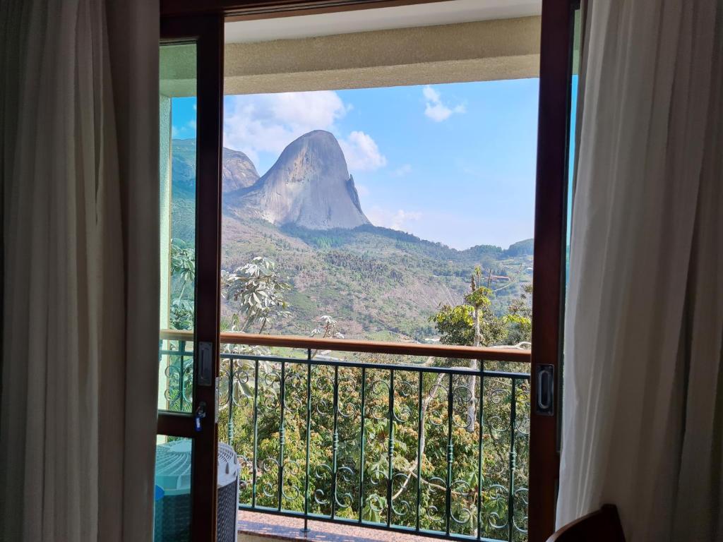 佩德拉阿祖尔Vista para Pedra Azul e TV de 85''的客房的阳台享有山景。